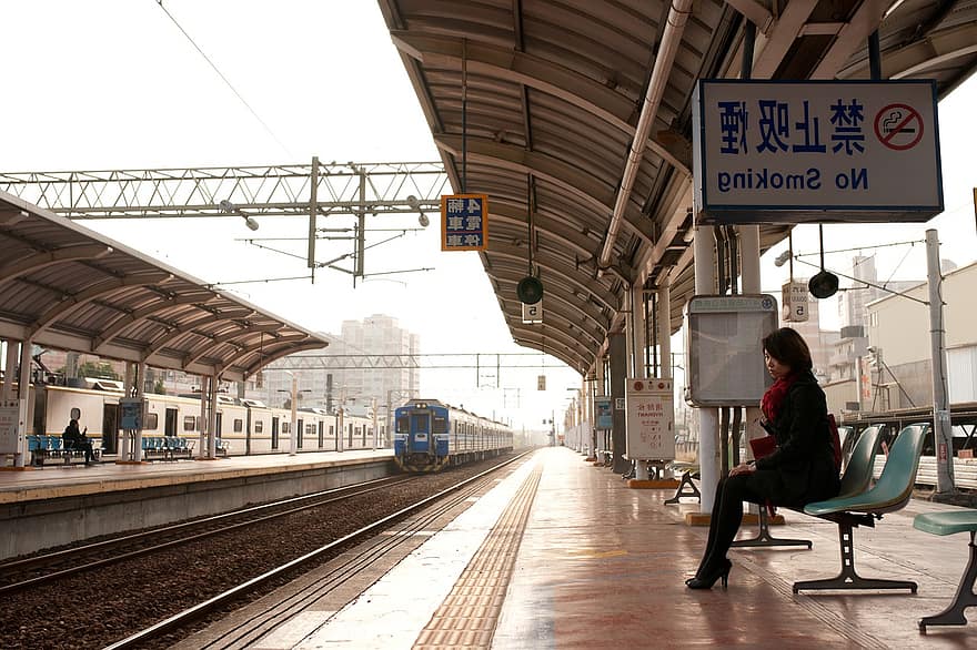 moteris, platforma, laukia, traukinys, takelius, traukinių stotis