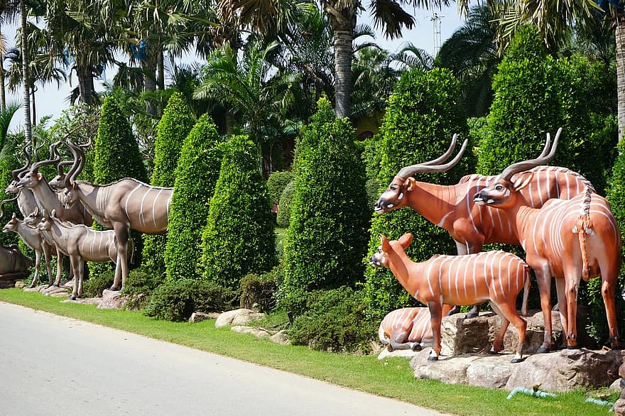 esculturas, arboles, jardín, Pattaya, Pueblo Nongnok, turismo