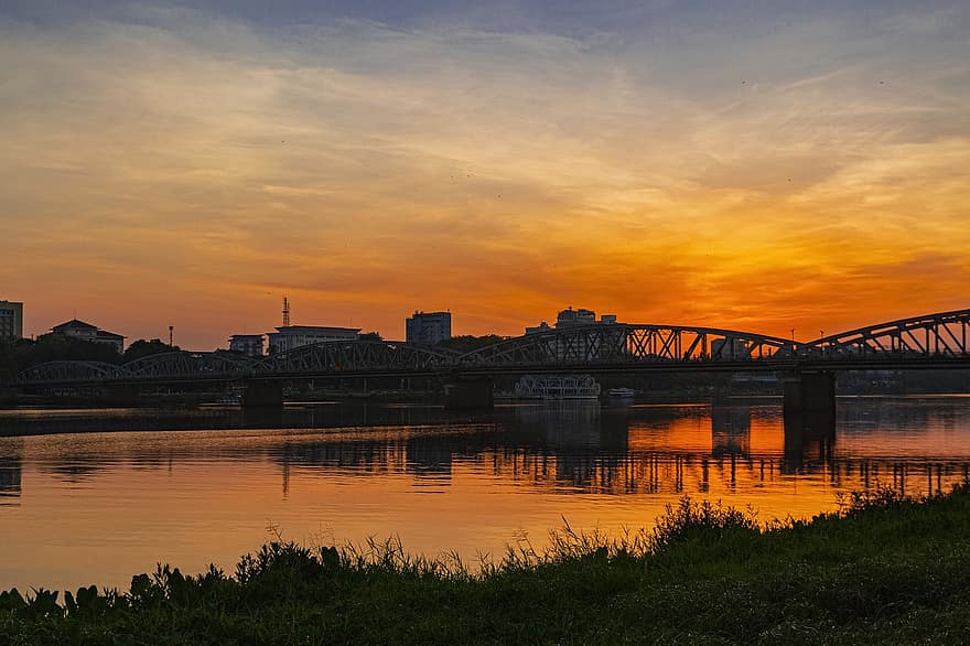 bro, flod, Bank, flodbank, solnedgång, skymning, infrastruktur, Trangtienbron, floden Huong, gryning, skys