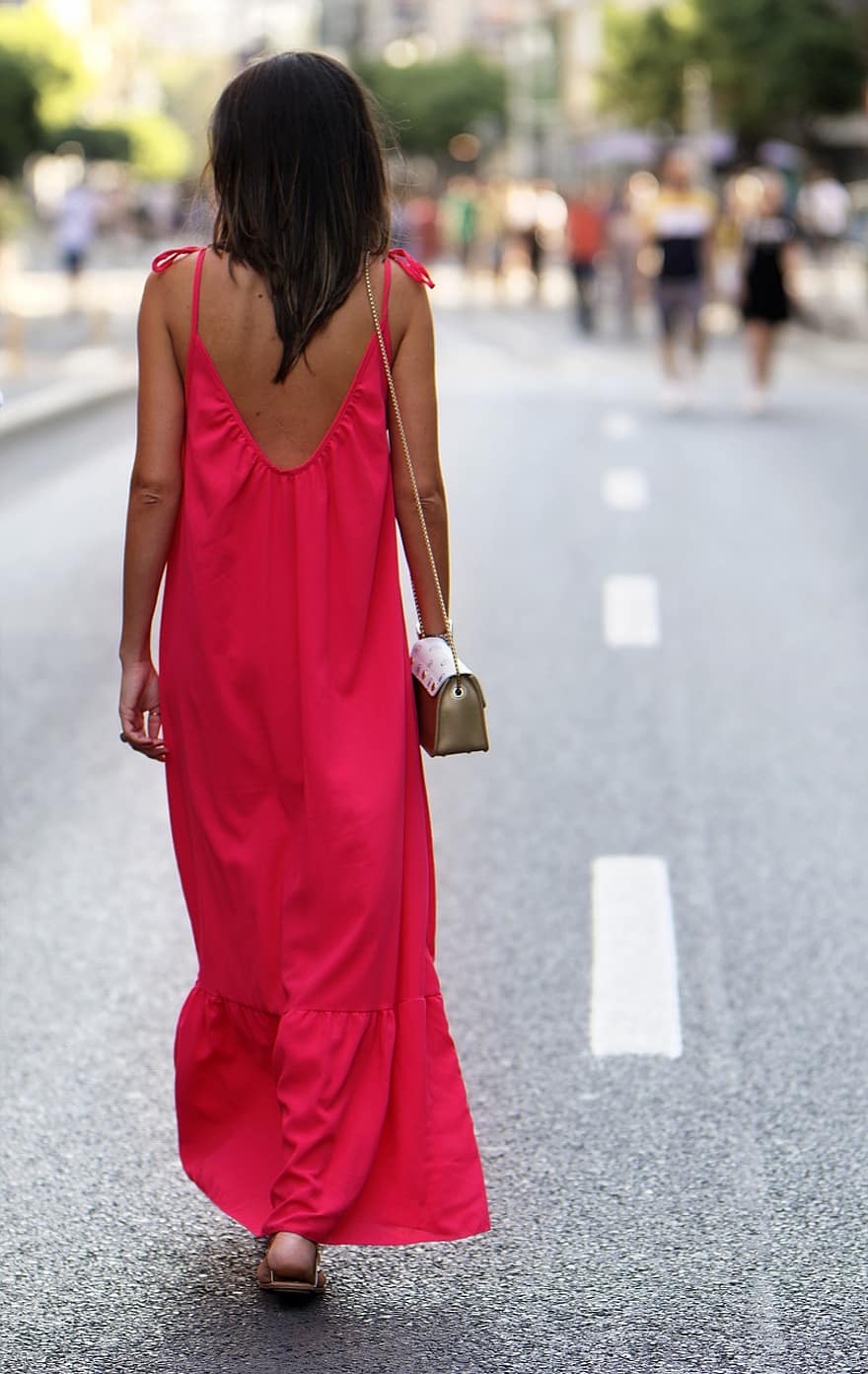فتاة ، فستان طويل ، يمشي ، الطريق ، النساء ، شاب ، موضه ، ملفت للانتباه ، فستان أحمر ، كيس نقود ، الصيف