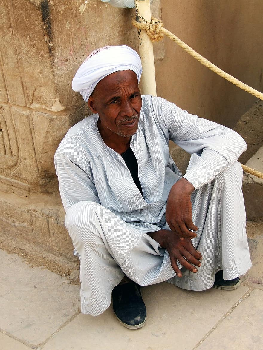 Egiptas, šventykla, senas vyras, vyresnio amžiaus žmogus, karnak, globėjas, vyrai, vienas asmuo, suaugusiųjų, kultūros, skurdą