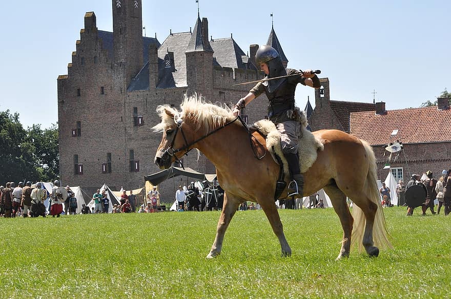 замок, рыцарь, Средневековая реконструкция, лошадь, культуры, спорт, сельская сцена, соревнование, трава, жокей, верховая езда