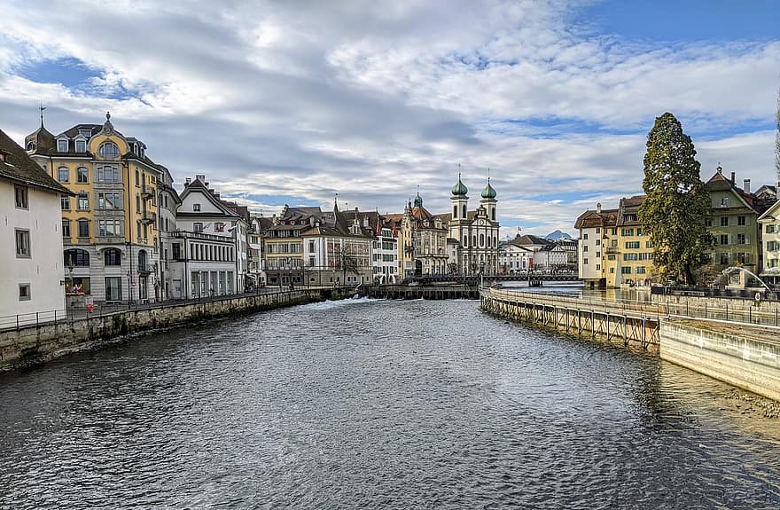नदी, एक प्रकार की घास जिस को पशु खाते हैं, स्विट्ज़रलैंड, पर्यटन