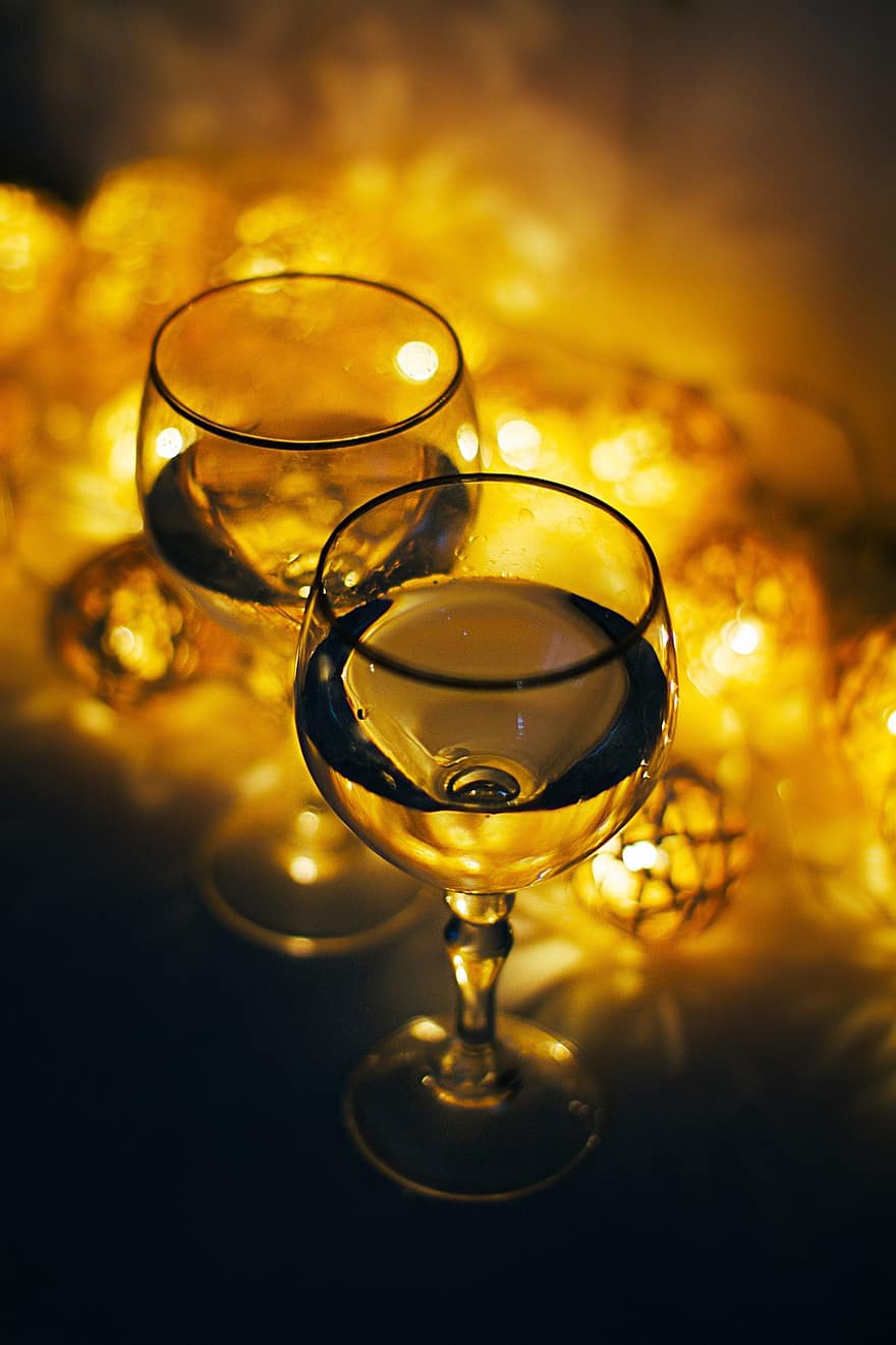 бокалы для вина, очки, огни, гирлянда, украшение, изделия из стекла, алкоголь, пара