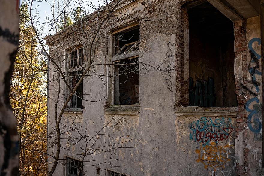 abandonat, edifici, graffiti, deteriorat, ruïnes, paret, finestres, arquitectura