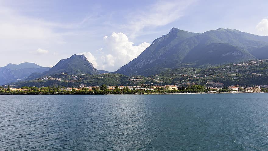 Garda-tó, Maderno, garda, Olaszország, Lombardia, hegy, nyári, víz, kék, tájkép, zöld szín