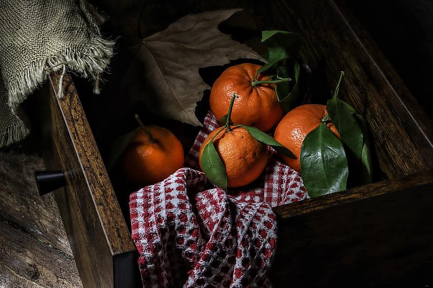 Mandarin apelsiner, apelsiner, fortfarande liv, frukt, Rustik estetik, friskhet, mat, trä, blad, organisk, närbild