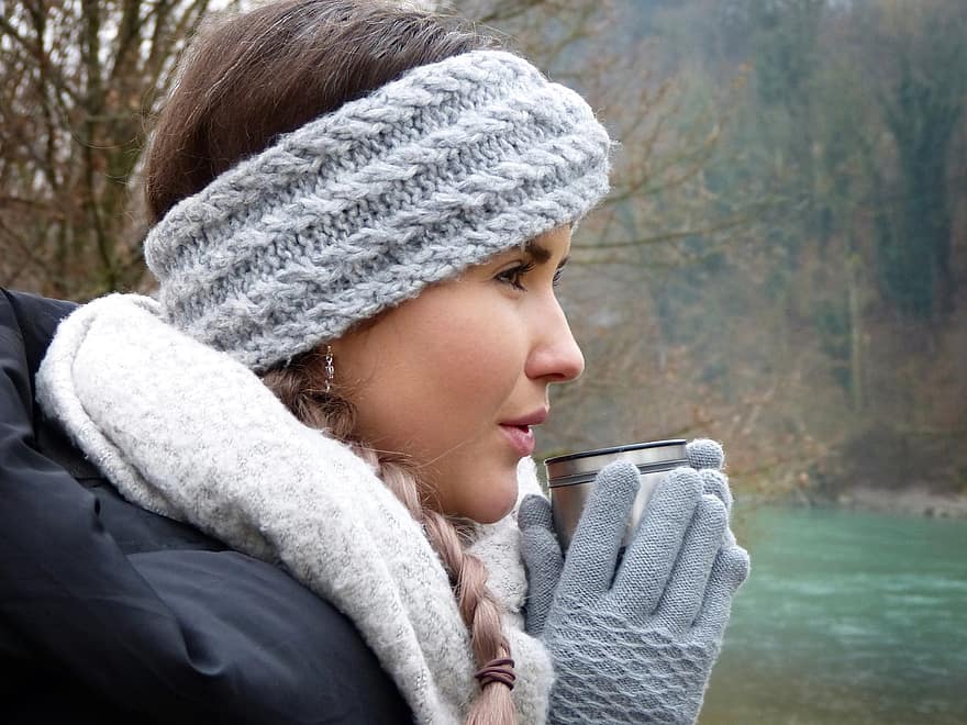 дівчина, шарф, пов'язка на голову, рукавички, чашка, річка, жінка, холодний, зима, обличчя, тканина