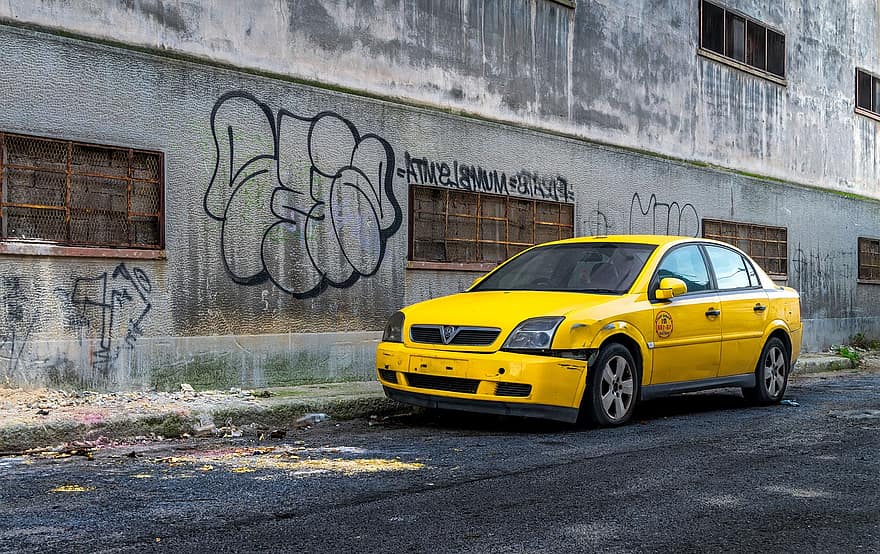 voertuig, graffiti, taxi, auto, vervoer, stadsleven, geel, wijze van transport, landvoertuig, buitenkant van het gebouw, verkeer