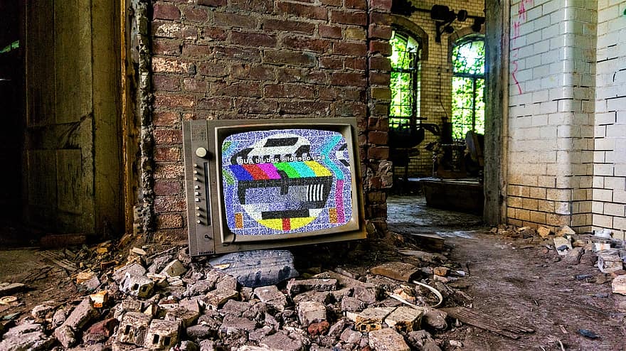телевизия, отломки, стар, старомоден, на закрито, мръсен, изоставен, остарял, архитектура, технология, дърво