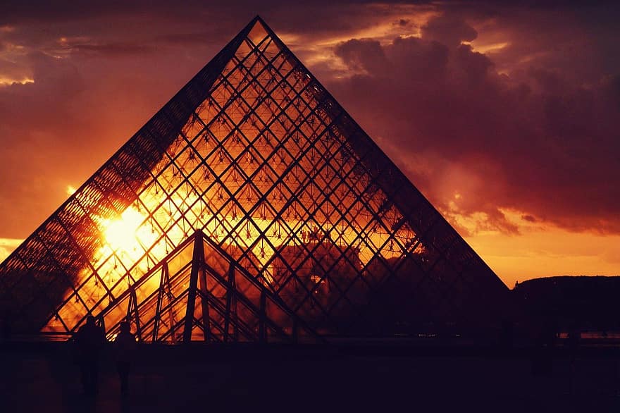 パリ、ルーブルピラミッド、日没、ランドマーク、建築、夕暮れ、夜、現代の、建造物、有名な場所、建物の外観