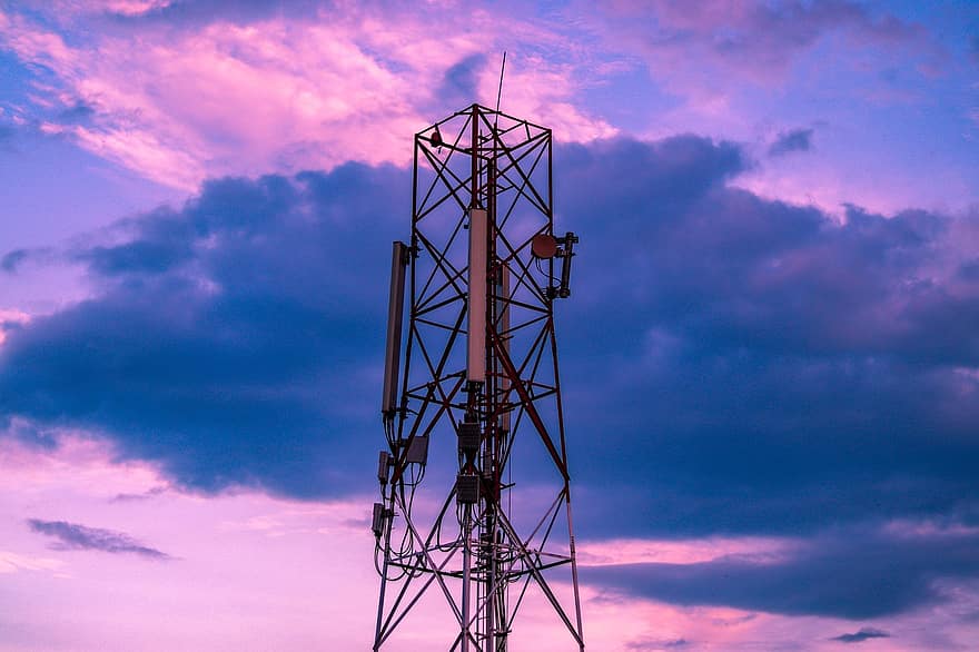torre de telecomunicacions, cel, cel ennuvolat, torre cel·lular, torre de comunicació, torre de ràdio, torre, estructura, crepuscle, núvols foscos