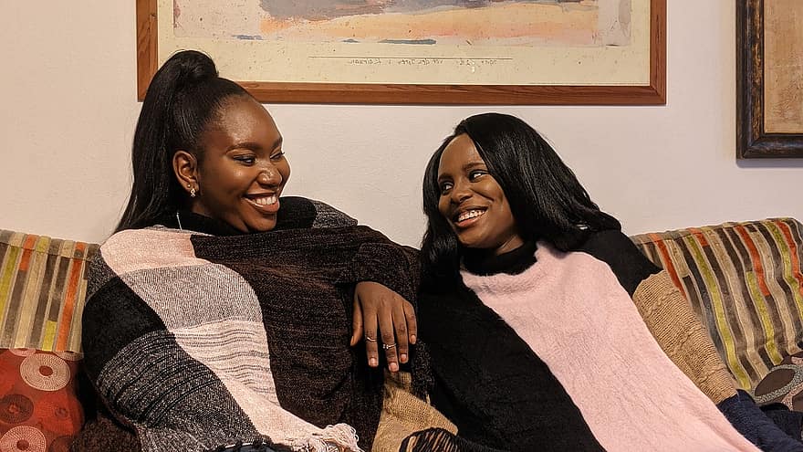 juodos moterys, Afrikos amerikiečių moterys, draugai, seserys, sofos, pokalbiai, šypsosi, moterys, laimė, Afrikos etninė kilmė, suaugusiųjų