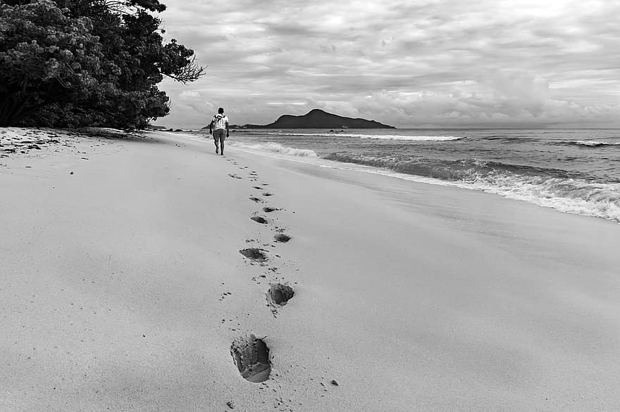 pastaigas, pludmale, pēdu nospiedumi, smiltis, krastā, cilvēks, jūras krastā