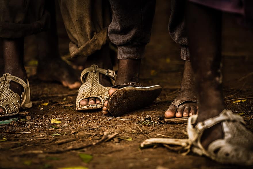 子供、足、靴、貧困、アフリカ、セネガル、アフリカ産