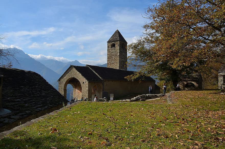 kerk, vallen, bergen, zuidelijke Alpen