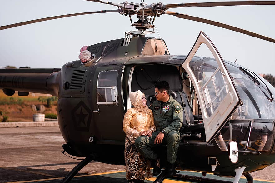 ázsiai pár, Esküvő előtti fotózás, Eljegyzési fotózás, helikopter, katonai, fegyveres erők, hadsereg, férfiak, egyenruha, szállítás, Foglalkozása