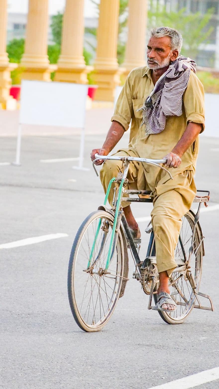 gammel mann, eldre, sykkel, mann på sykkel