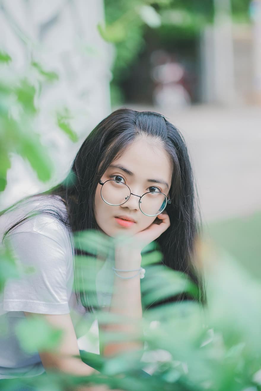 femme asiatique, adolescente, lunettes, en plein air