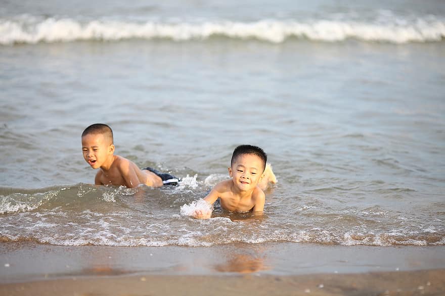 طفل ، صبي ، شاطئ بحر ، البحر ، محيط ، ماء ، فرح ، مرح ، شقيق