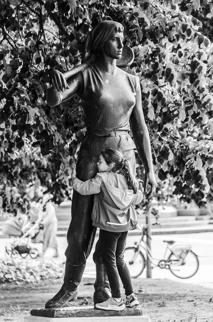 dziewczynka, rzeźba, zawierać, kobieta, pomnik, Berlin, monochromia, Kobieta z gruzu, arbeiterinportrait, czarny i biały, dziecko