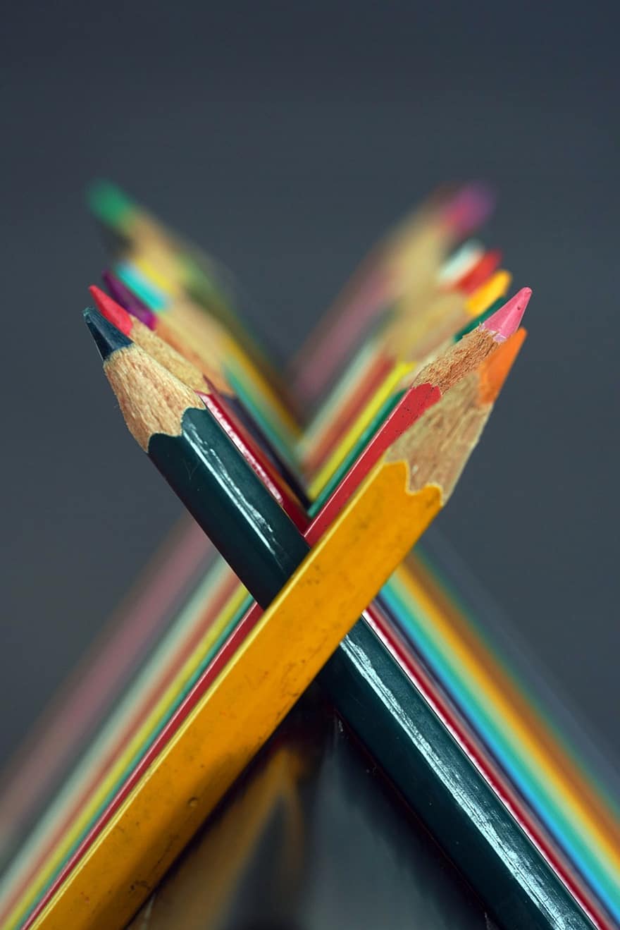kolorowe kredki, ołówki, sztuka, szkoła