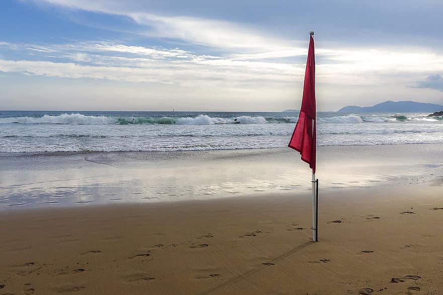 strand, hav, sand, flagga, röd flagga, himmel, landskap, vågor, natur, moln, kust