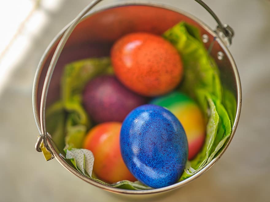påskeæg, spand, æggejagt, påske, farverige æg, malet, multi farvet, mad, dekoration, kurv, tæt på