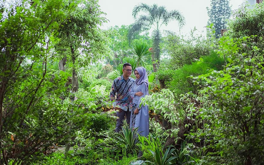 азиатска двойка, Годежна фотосесия, гора