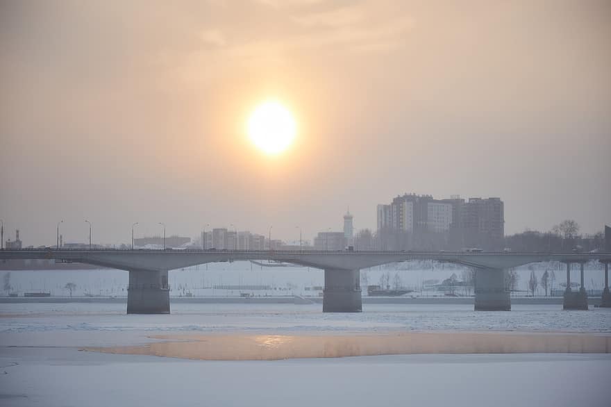 tiltas, saulė, žiemą, sniegas, upė, miestas, pastatai, saulėlydis, ledas, šalčio, šalta