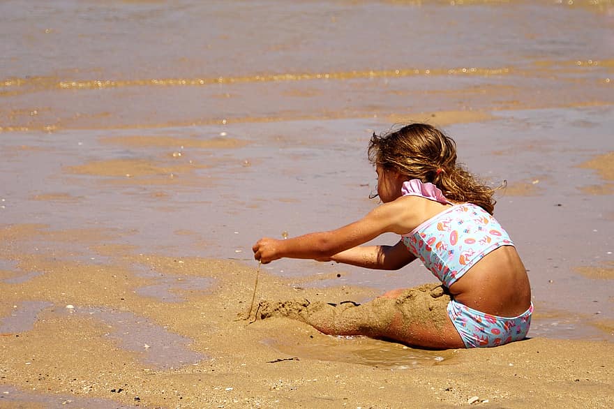 малко момиче, играете, плаж, лято, празник, ваканция, морски бряг, крайбрежие, дете, хлапе, малко дете