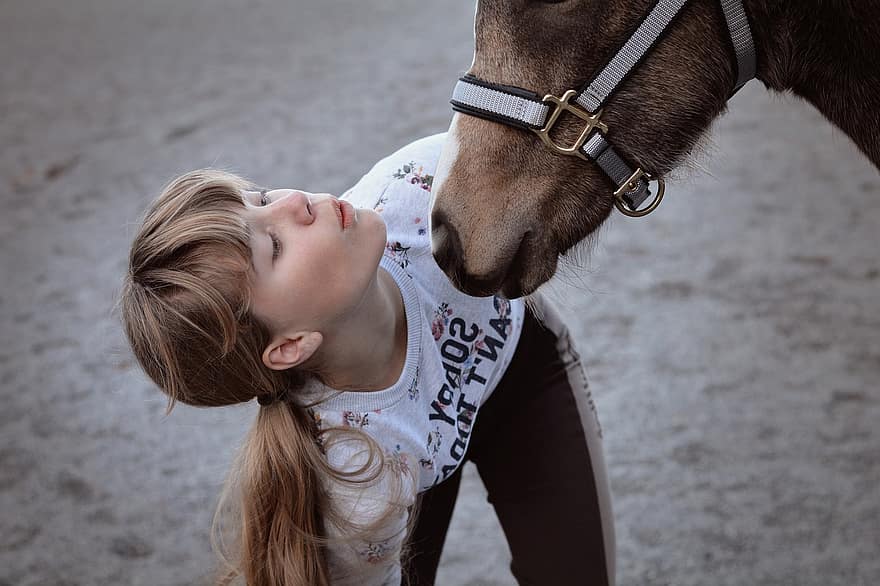 lapsi, tyttö, varsa, hevonen, hevos-, ratsastus-, poni, hevosen rakkaus, onnellinen, Reitstall, lähikuva