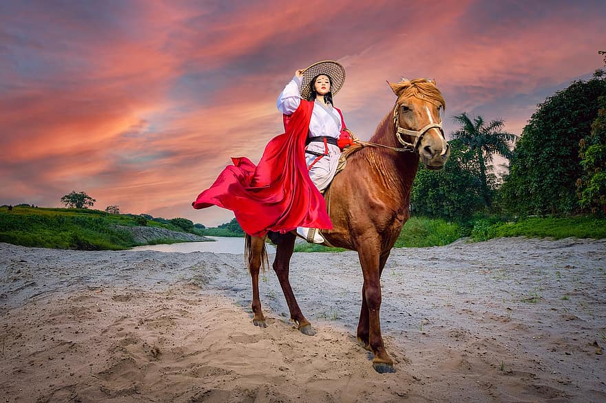 esgrima, mujer, montar a caballo, puesta de sol