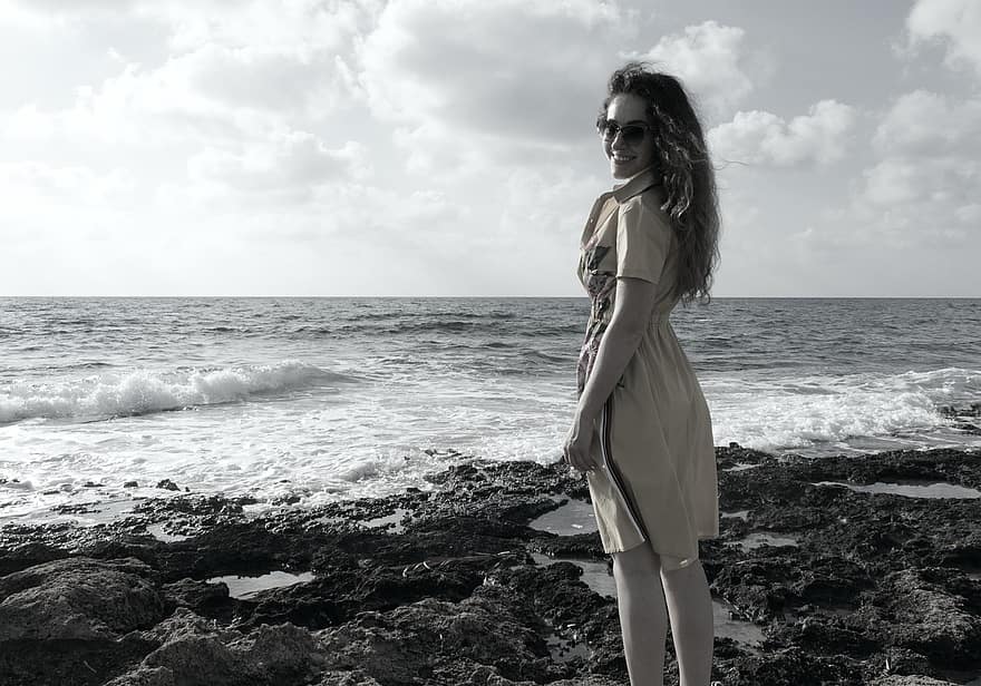 kobieta, na stojąco, na zewnątrz, morze, sukienka, szczęśliwy, niskie nasycenie, fale, chmury, pozować, Model