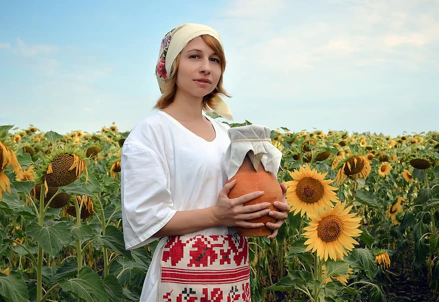 moteris, modelis, liaudies kostiumas, lauke, saulėgrąžos, derlius, puodą, keramikos, siuvinėjimas, valstietis, kaimo gyventojas