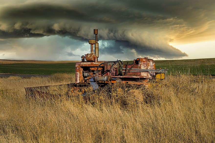storm, trekker, farm, landbouw, machine, zware machines, oogst, stormachtige lucht, wolken, stormachtige wolken, landelijk