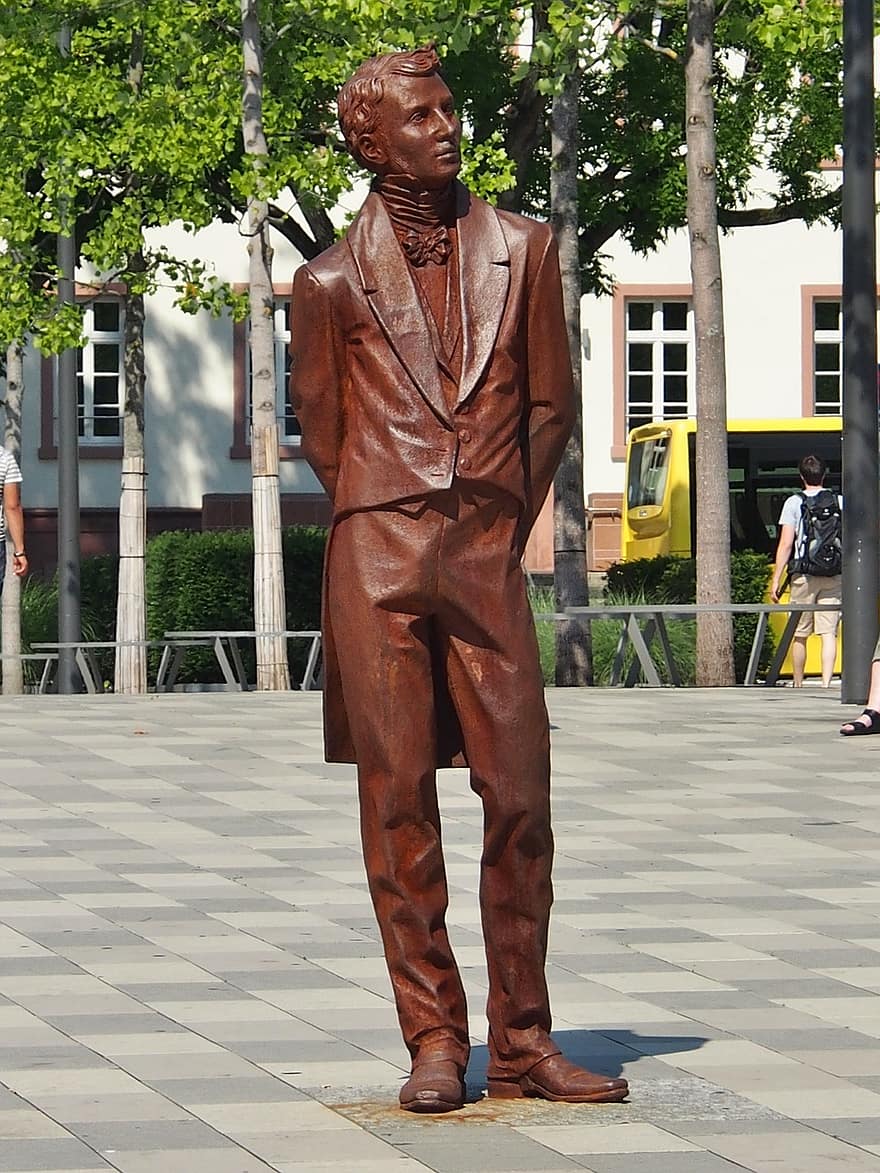 Моріц Даніель Оппенхайм, статуя, купол площі