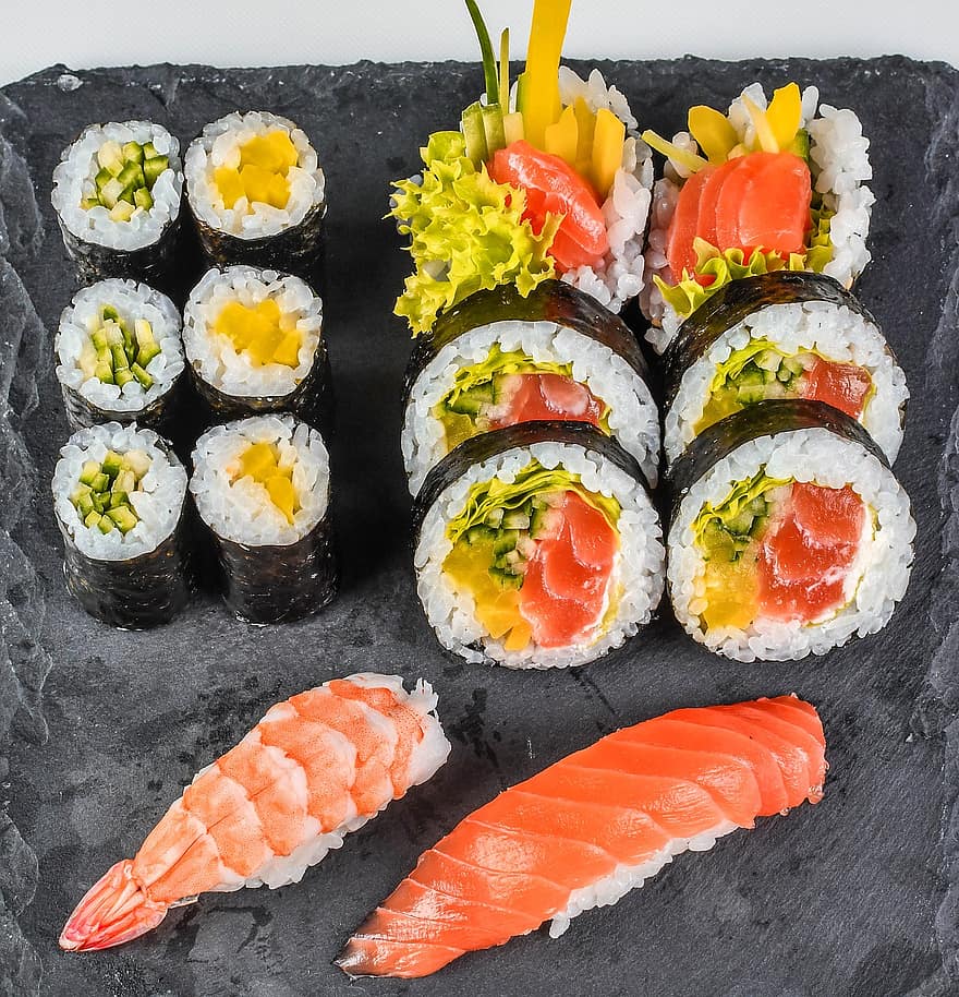 Sushi, involtini di sushi, maki, cibo giapponese, cibo, frutti di mare, freschezza, buongustaio, pasto, culture, piatto