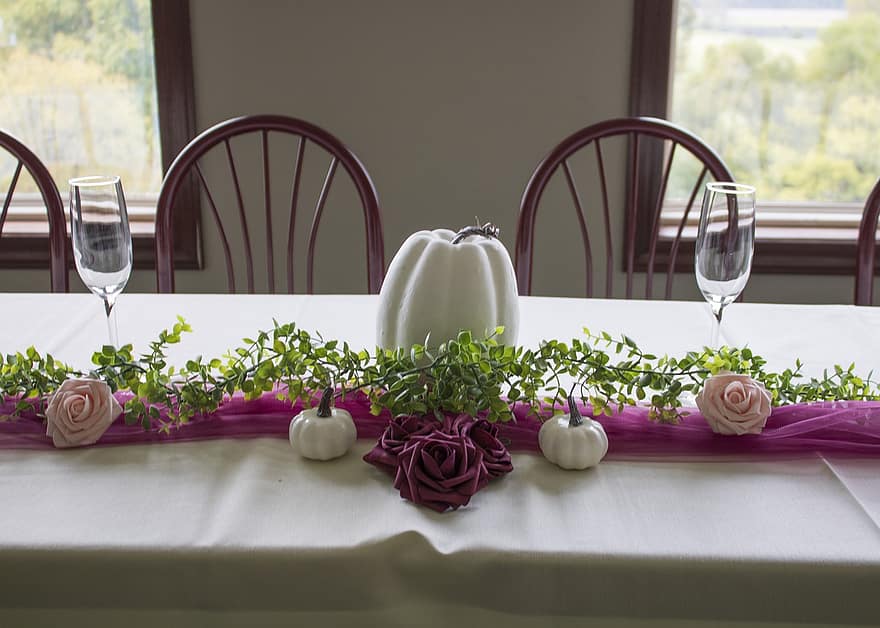 Hochzeitstafel, Hochzeit, romantisch, Dekoration, Kürbis, weißer Kürbis, Blumen