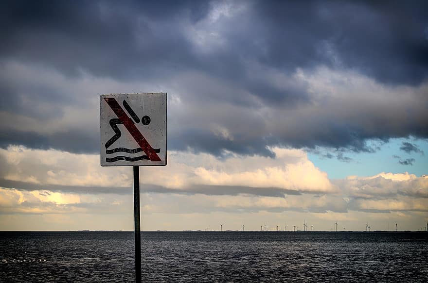 Nessun segno di immersione, divieto di nuotare, nuvole di tempesta, nuvole, orizzonte, ijsselmeer, lago, cartello, nube, cielo, tramonto