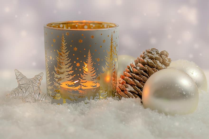 Navidad, vela, nieve, adornos, luz de una vela, bolas de navidad, cono de pino, adviento, Decoración navideña, decoración navideña, decoración