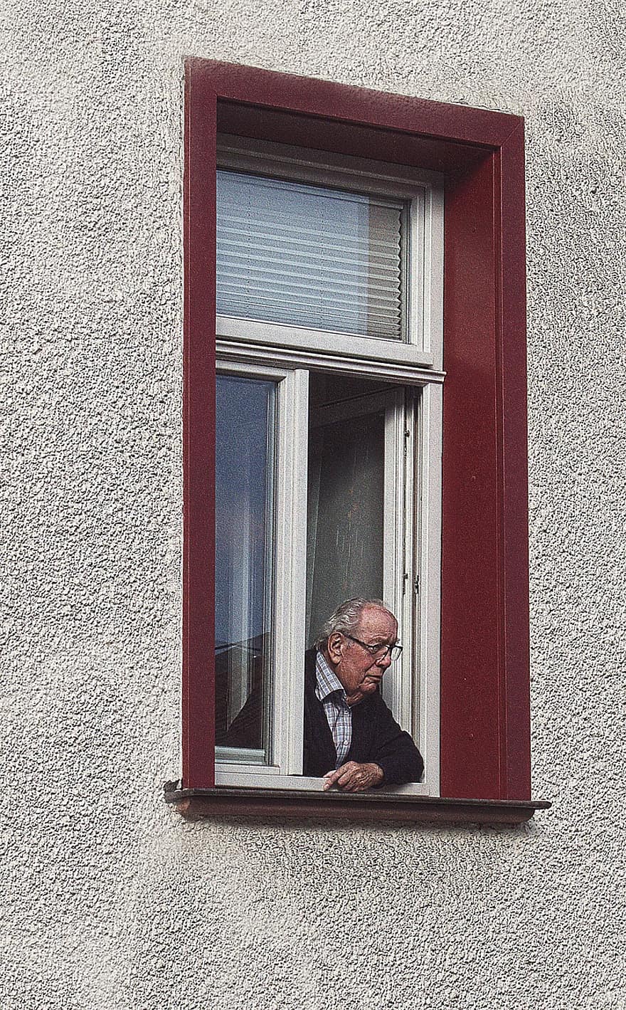 oude man, venster, gebouw, man, senior, ouderen, nieuwsgierig, aan het kijken, appartement, stedelijk