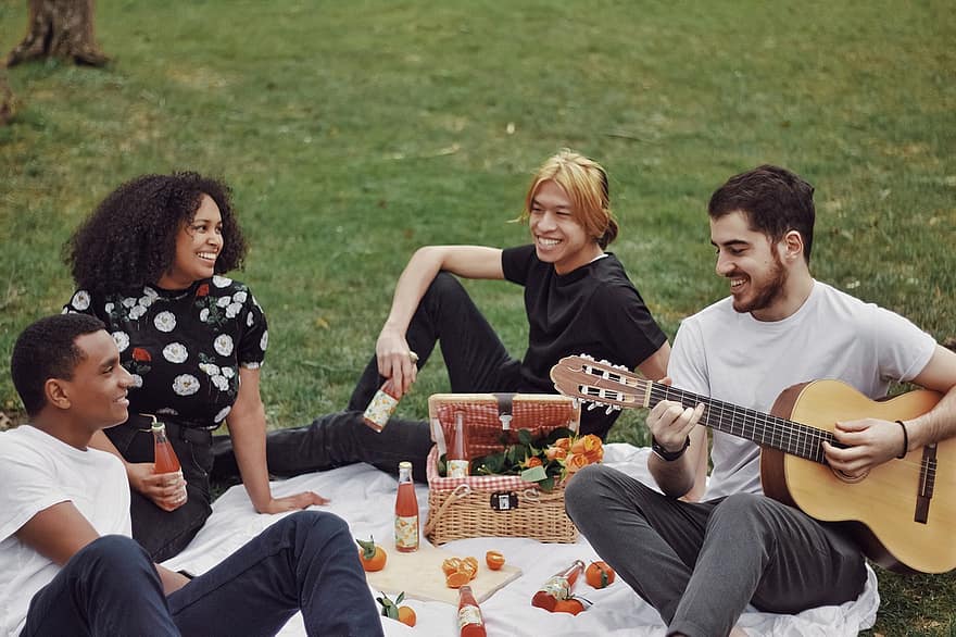 picnic, prieteni, chitară, a rade, parc, natură, mandarin, zâmbitor, bărbați, fericire, vară