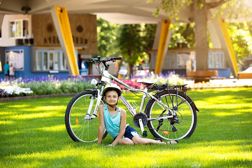 девушка, велосипед, парк, малышка, шлем, Защитное снаряжение, трава, сидеть, сидящий, горный велосипед, Хайдусобосло