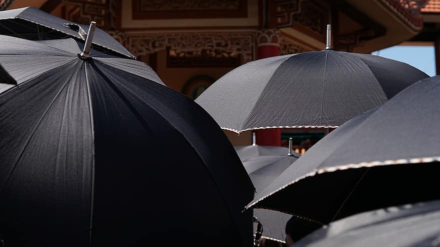 esernyők, tömeg, emberek, Fekete esernyők, Templomi szertartás