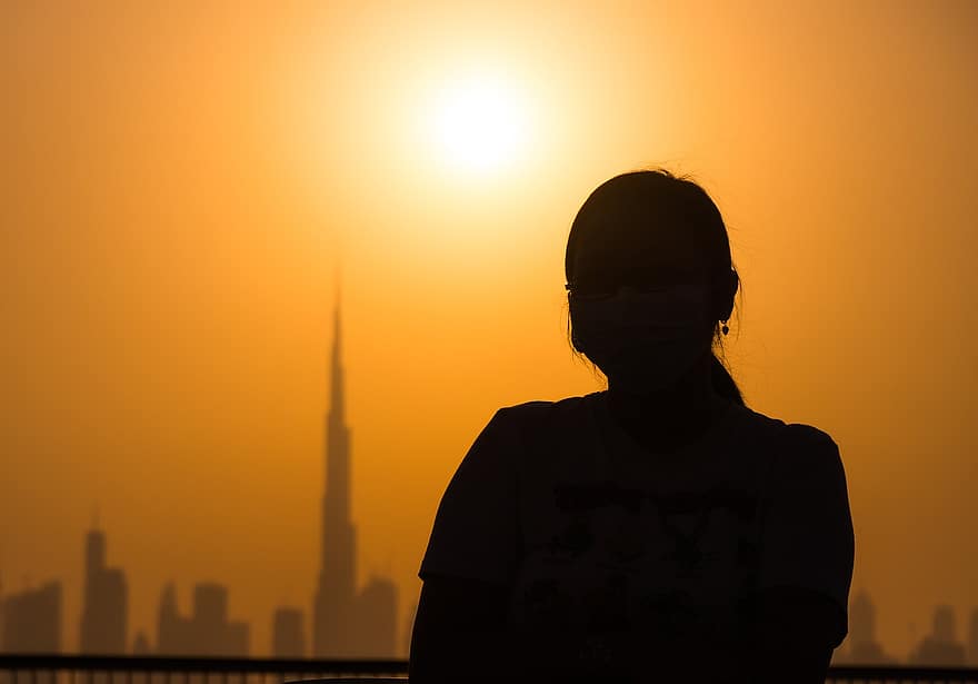 सूर्य का अस्त होना, लड़की, सिल्हूट, दुबई, संयुक्त अरब अमीरात, परिदृश्य, गगनचुंबी इमारतों, क्षितिज, बैकलाइटिंग, चेहरे के लिए मास्क, मुखौटा