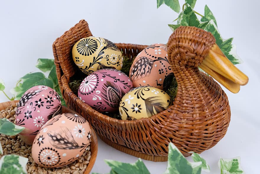 イースターエッグ、イースター装飾、バスケット、塗装卵、ナチュラルカラー、イースターモチーフ、春、イースター、伝統、吹き卵、羽の卵