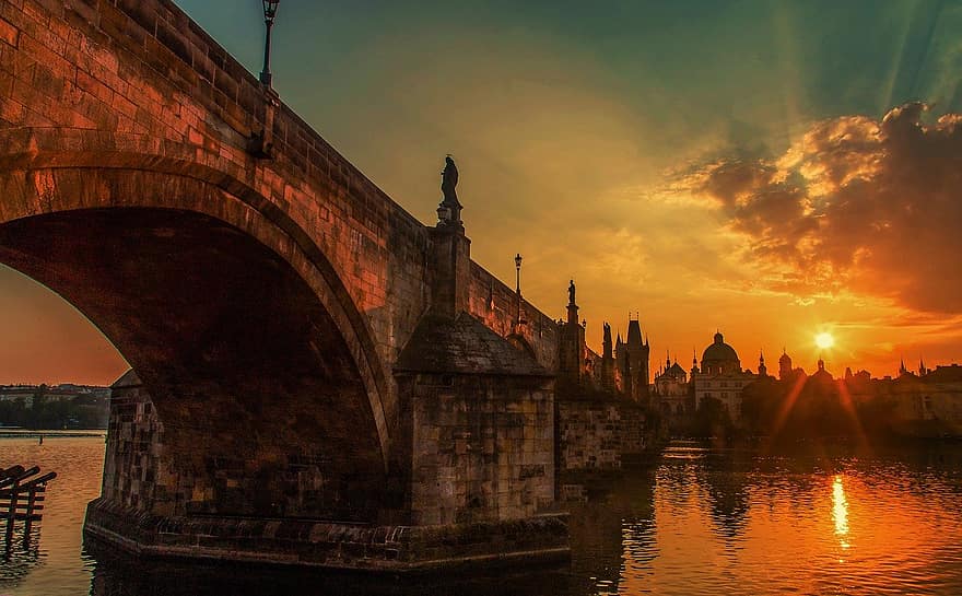 Charles brug, zonsopkomst, rivier de Moldau