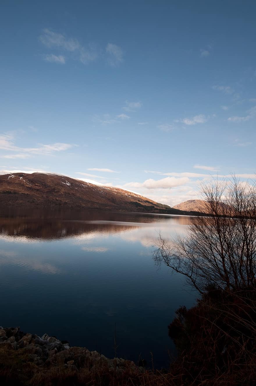 lago, cielo, montañas, reflexión, reflejo, imagen de espejo, aguas calmadas, arboles, arbustos, agua, Escocia