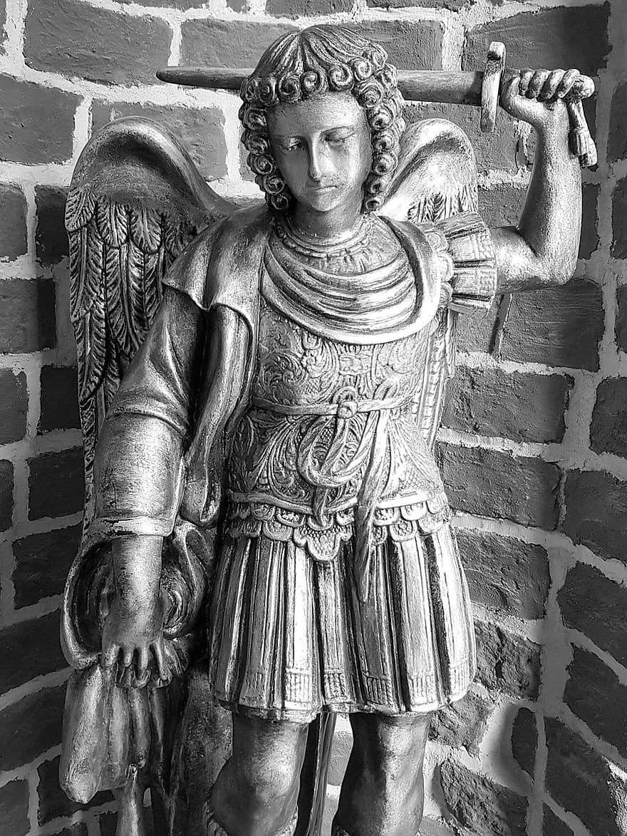 Свети Архангел Михаил, статуя на архангел, ангелска скулптура, статуя на ангел, Архангелска скулптура, религия, християнство, свети Майкъл, статуя, Черно и бяло, история
